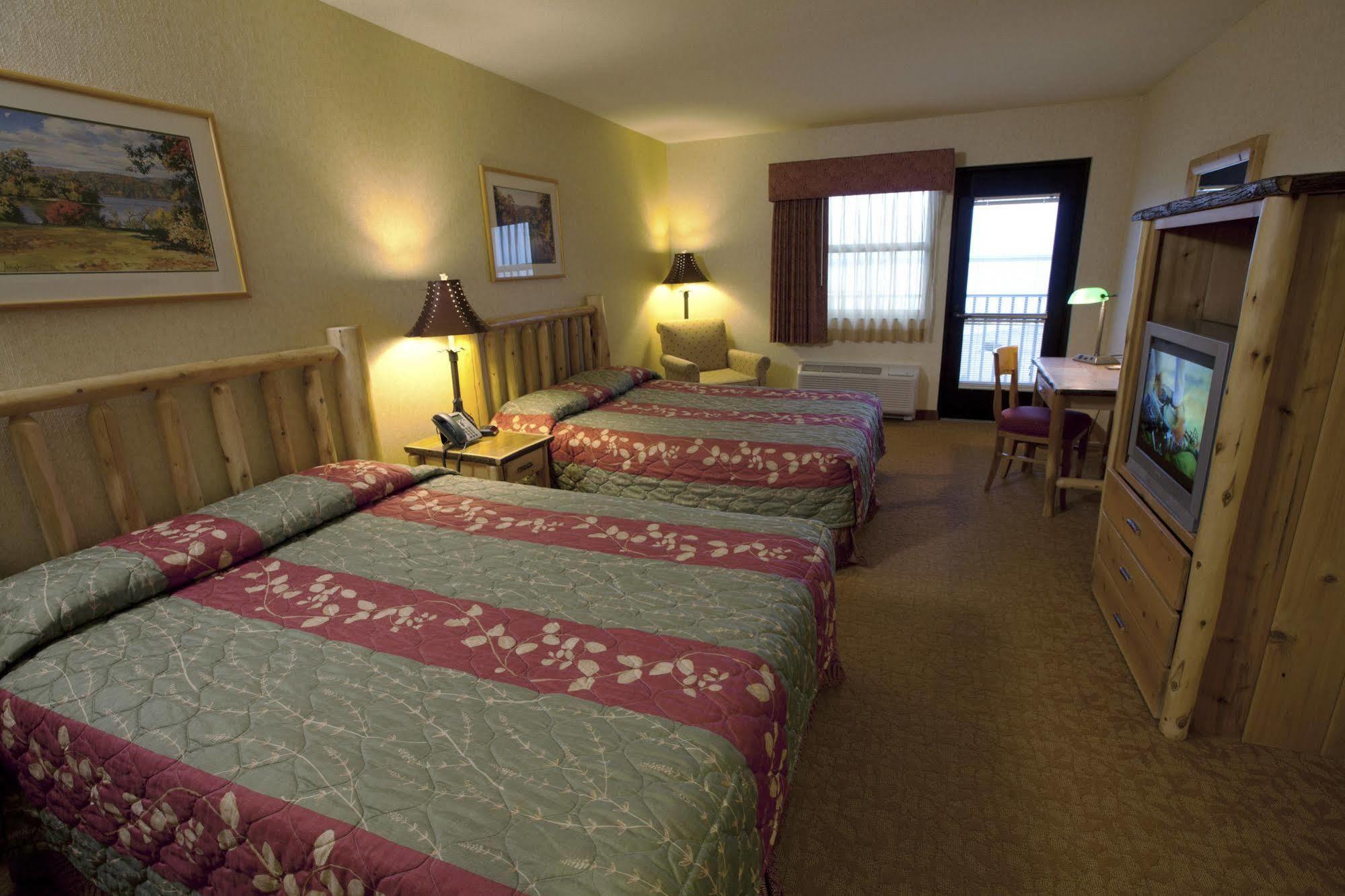 Kewadin St. Ignace Hotel Evergreen Shores Exterior foto